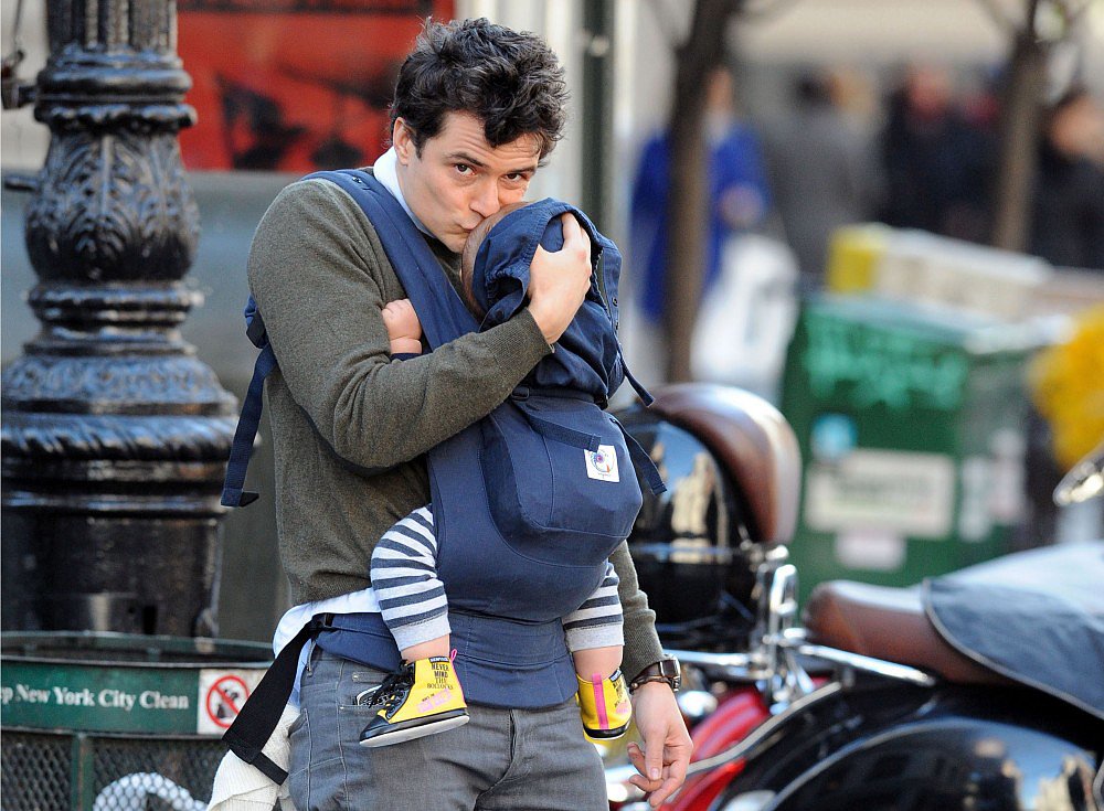 Orlando-Bloom-spotted-wearing-baby-Flynn-Ergobaby-carrier
