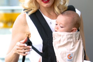 15 Hollywood stars spotted with an Ergobaby carrier 15 Hollywood stars spotted with an Ergobaby carrier